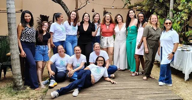 Grupo grande de mulheres reunidas para foto no deck do quintal, depois de um encontro