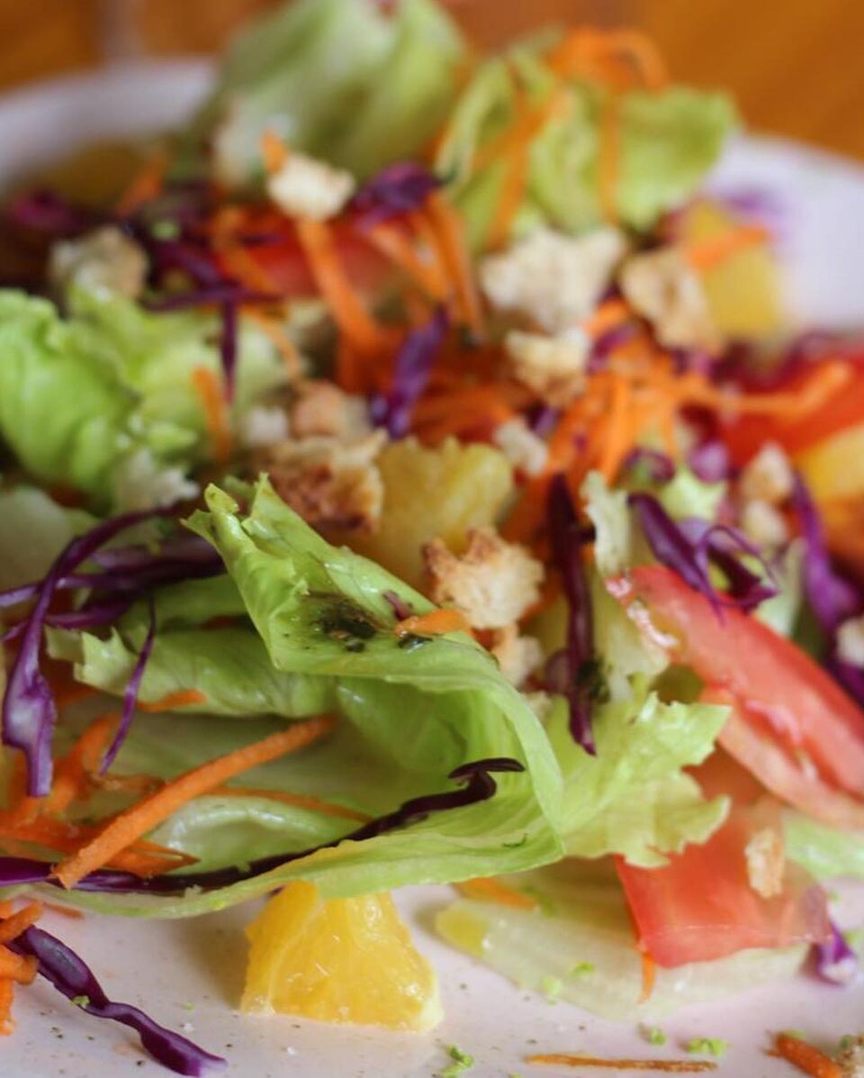 Salada colorida com folhas, cenoura, repolho roxo e laranja