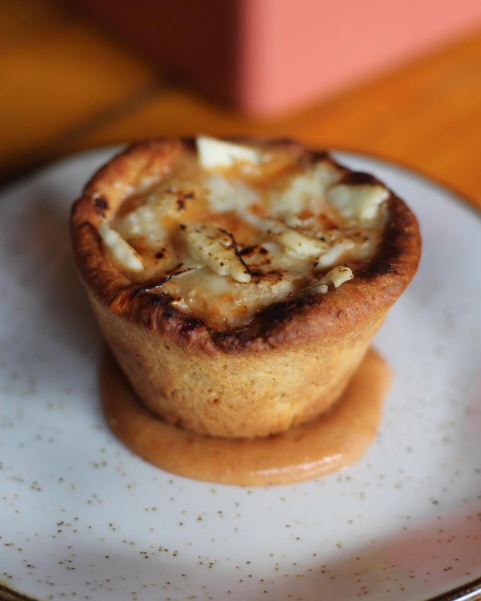 Tortinha de massa folhada com calda caramelo num pratinho branco